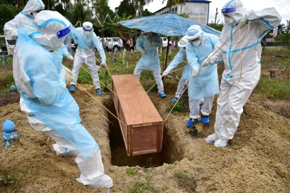 Entierro de un voluntario de Defensa Civil de Tailandia que murió a causa del coronavirus, a finales de febrero de 2022.
