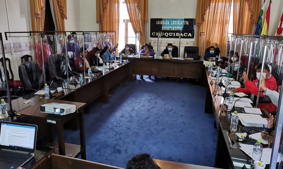 La sesión de la Asamblea Legislativa Departamental sobre el aeropuerto Juana Azurduy.