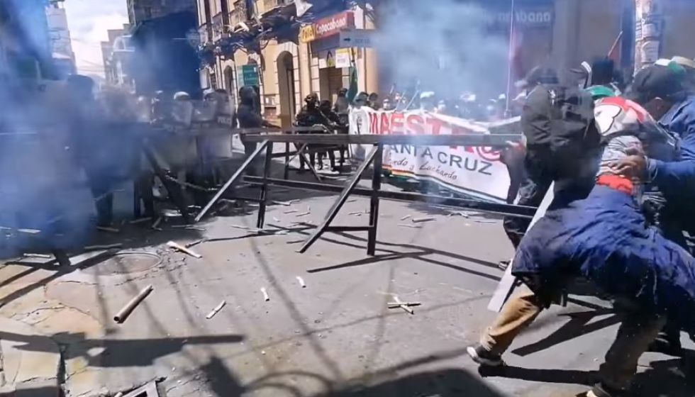Policías y profesores en inmediaciones de la plaza Murillo de la ciudad de La Paz.
