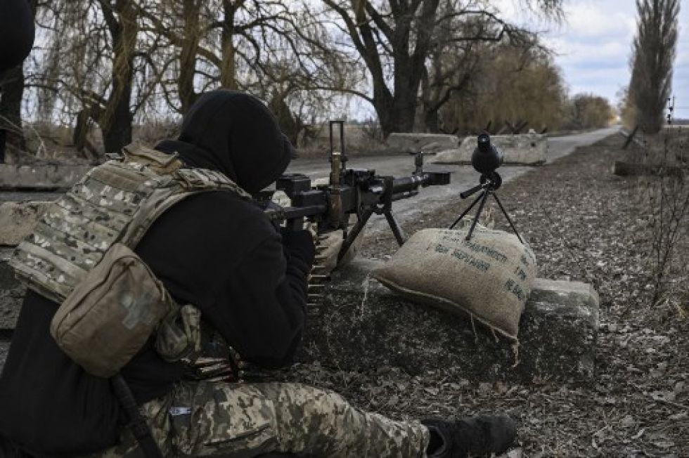 Un solado ucraniano toma posición de ataque en un puesto de vigilancia ubicado en las cercanías de Kiev.