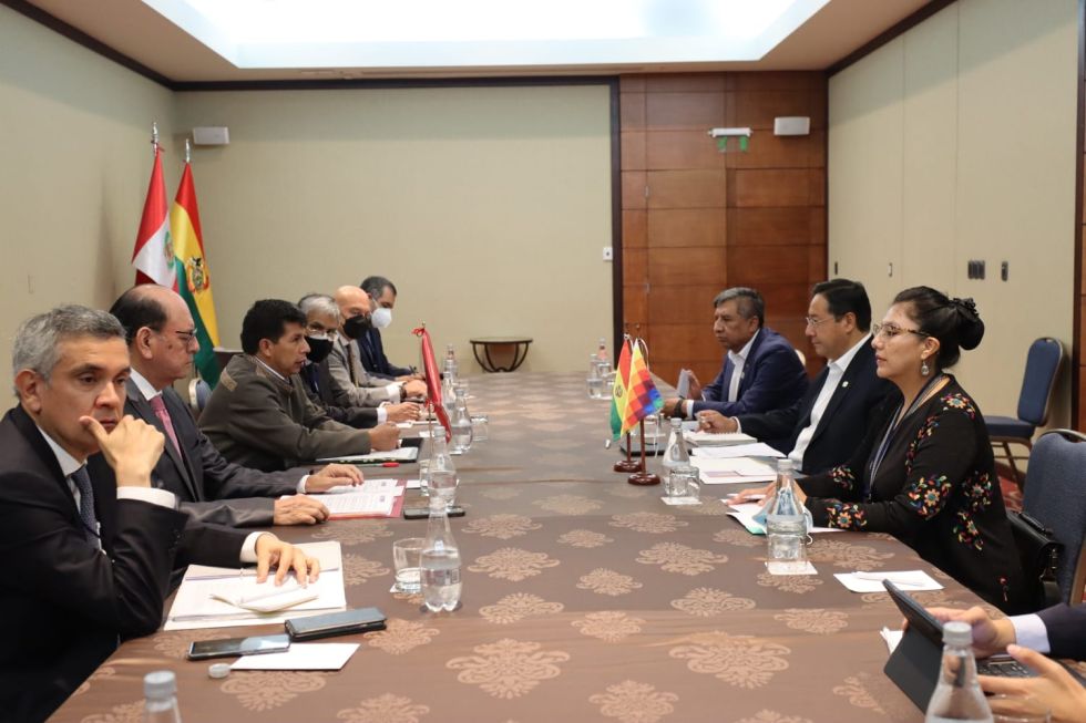 Las delegaciones de Bolivia (d) y Perú encabezadas por sus presidentes Luis Arce y Pedro Castillo, respectivamente.