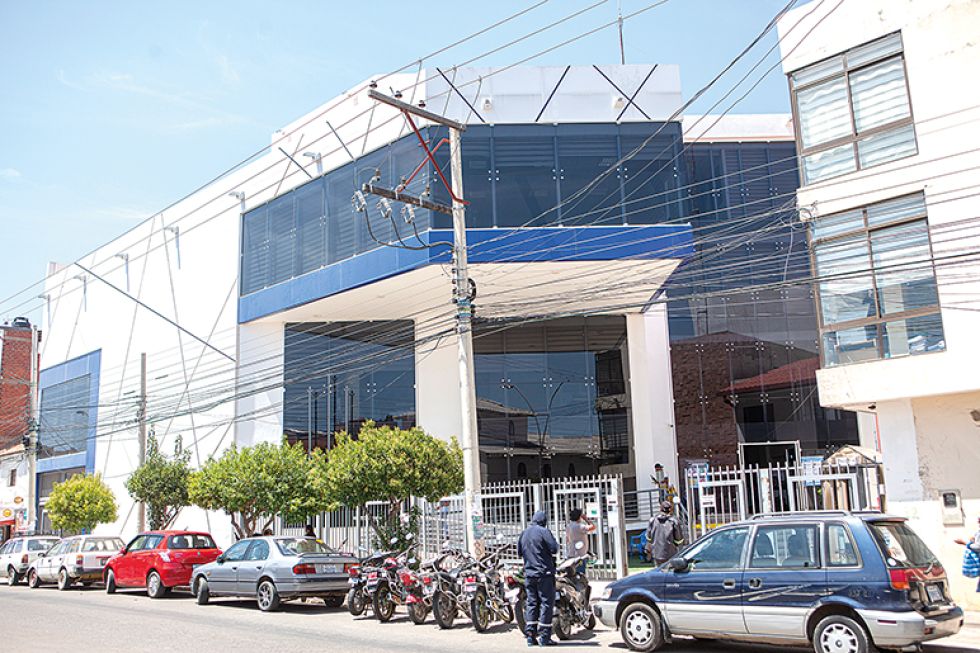 elapas. Vista del exterior del edificio de la empresa de agua y saneamiento básico de Sucre.