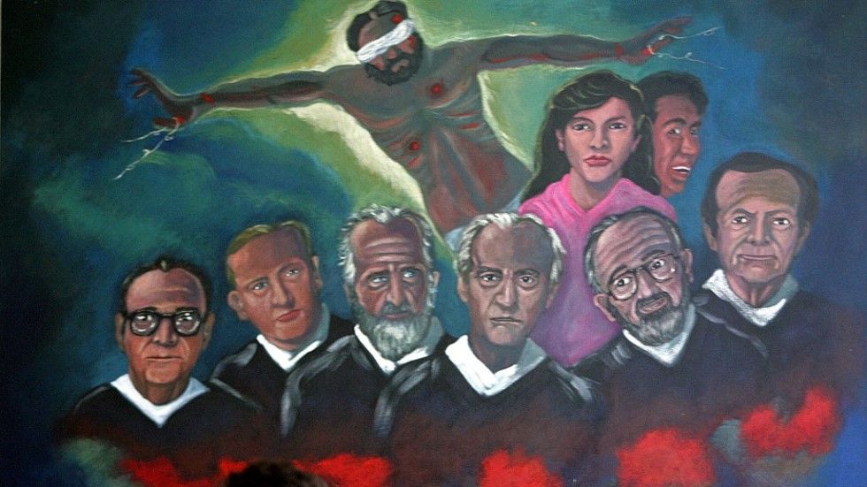 Una pintura con los rostros de los sacerdotes jesuitas asesinados por el ejército salvadoreño.