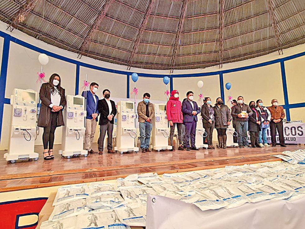 ACTO. Entrega de los equipos para el servicio de hemodiálisis en el Centro de Salud Integral Alegría y de insumos médicos para municipios.
