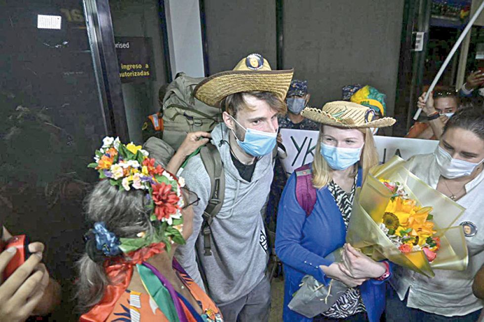 BIENVENIDA. A su arribo al aeropuerto internacional de Viru Viru, Mykhailo (i) y Oksana fueron recibidos con música, flores y pancartas.