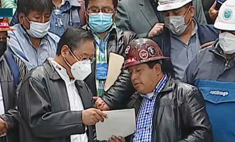El presidente Luis Arce y el ejecutivo de la COB, Juan Carlos Huarachi, en la conferencia de prensa.