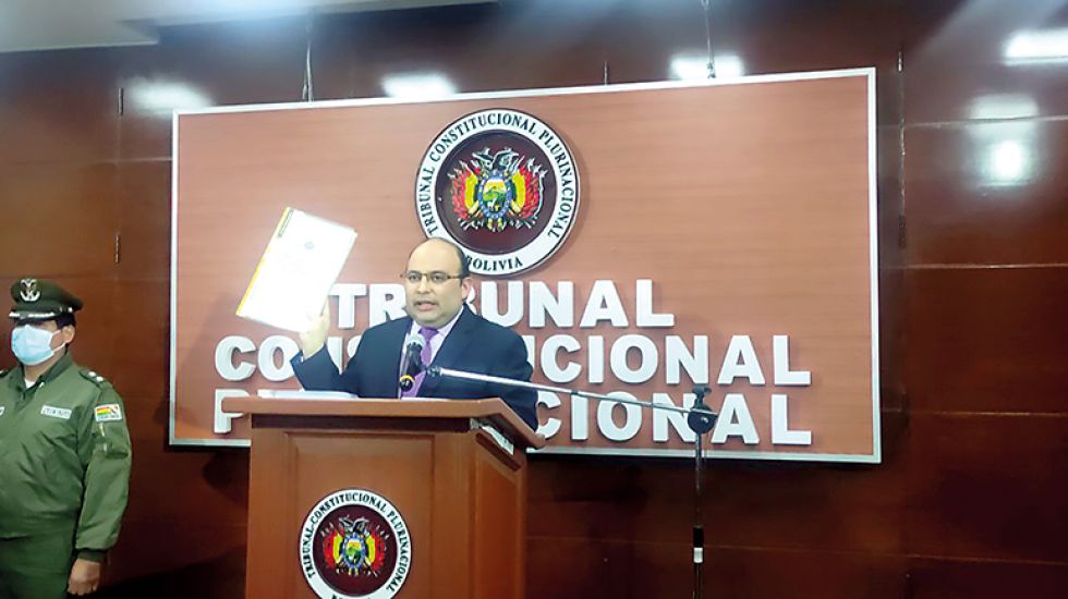 FALLO. El presidente del TCP, Paul Franco, hablando ayer sobre las tres sentencias constitucionales.