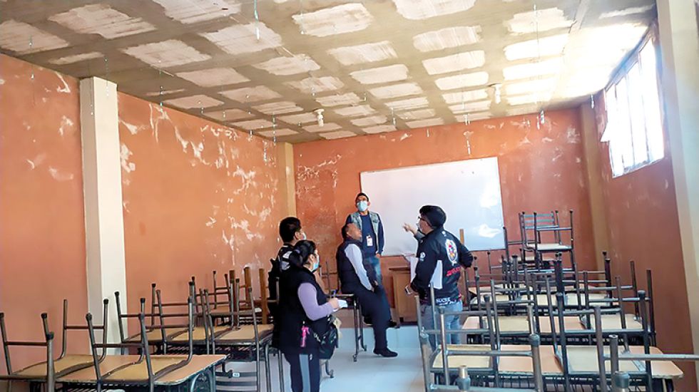INSPECCIÓN. Autoridades municipales supervisan un aula en la U.E. Jorge Revilla Aldana, ayer.