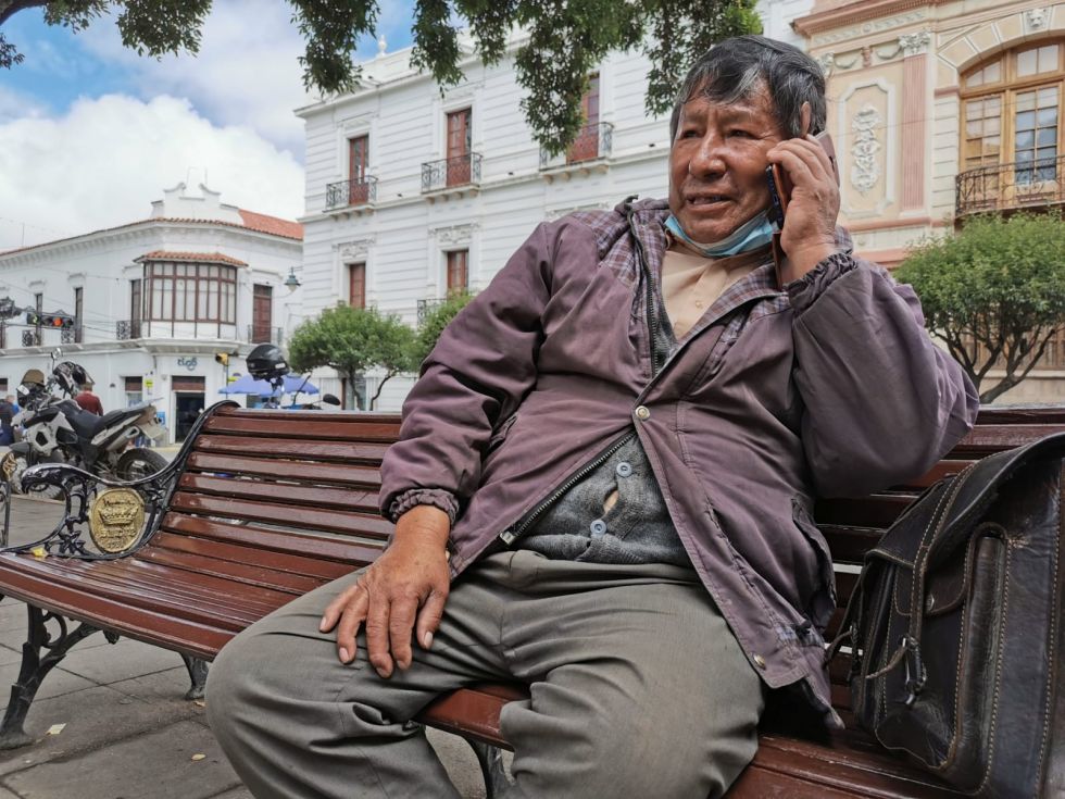 Román Loayza, uno de los fundadores del MAS, en la plaza 25 de Mayo de Sucre.
