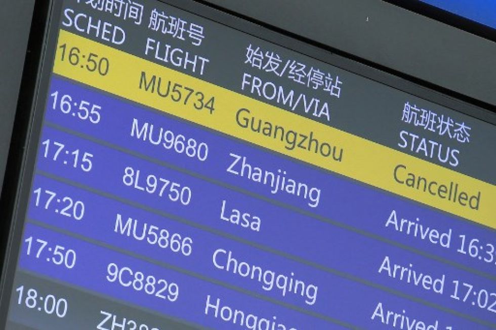 Un letrero del aeropuerto de Cantón anuncia la cancelación del vuelo de la aerolínea Eastern China.