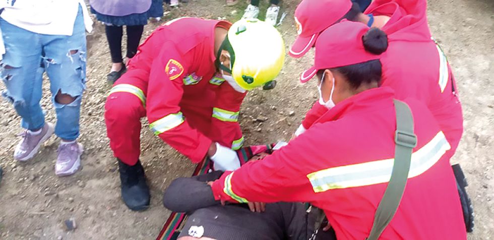 RESPUESTA. Los accidentados fueron socorridos por los vecinos y después, por la Policía.