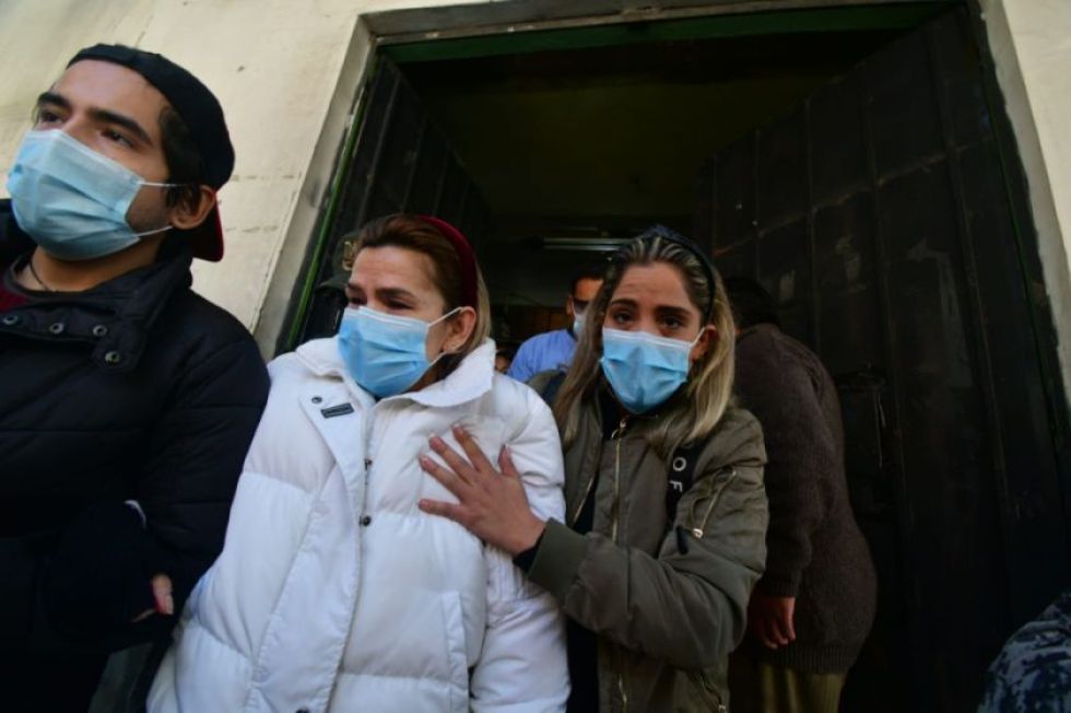 Jeanine Áñez (c) junto a sus hijos rumbo a una visita médica fuera de la cárcel.