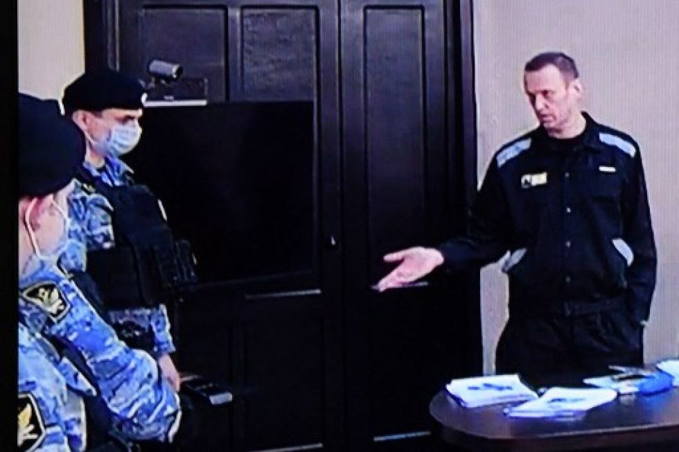 Alexei Navalni se ve en una pantalla a través de un enlace de video durante el veredicto en su juicio este martes.
