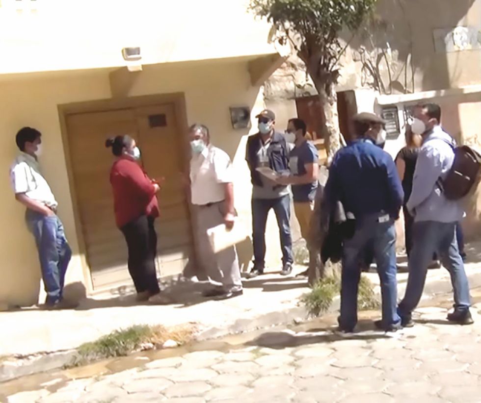 INVESTIGACIÓN. La inspección de los fiscales y policías en el local donde se produjo la agresión.