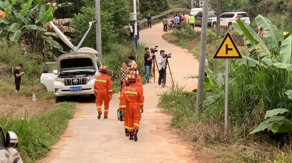 Brigadas de rescate recorren la zona donde cayó el avión Boeing 737 de la aerolínea china Eastern.