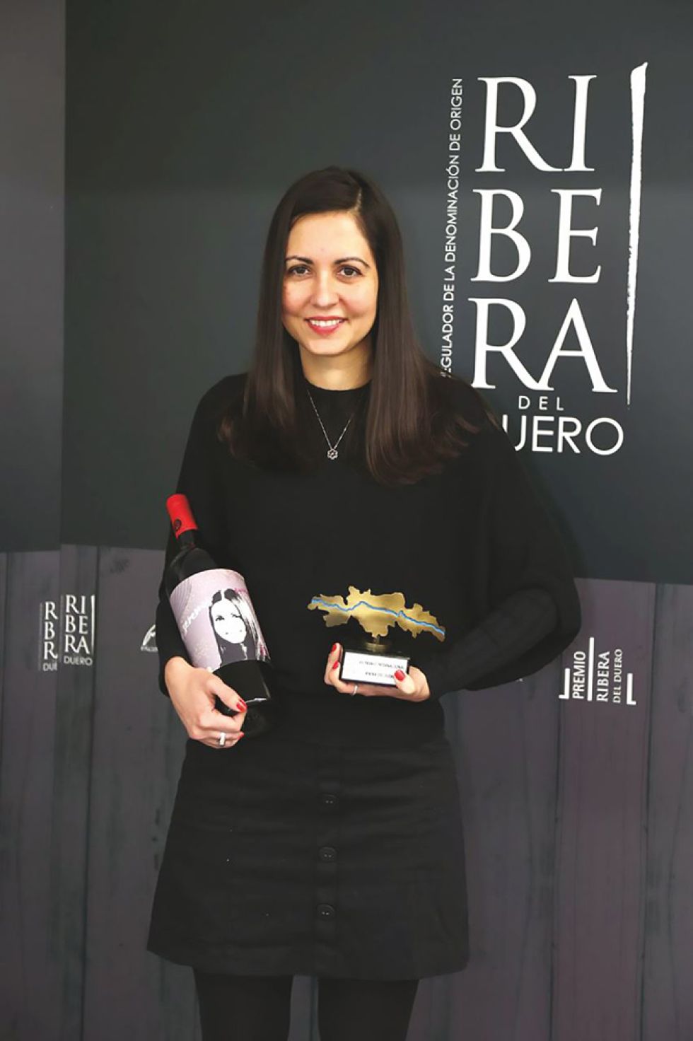 ARTISTA. La escritora boliviana Liliana Colanzi exhibe el galardón optenido en España.