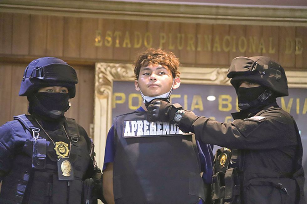 APREHENDIDO. Vladimir Irahola, sindicado del feminicidio de Vania Trujillo, fue presentado ayer por el Ministro de Gobierno en La Paz.