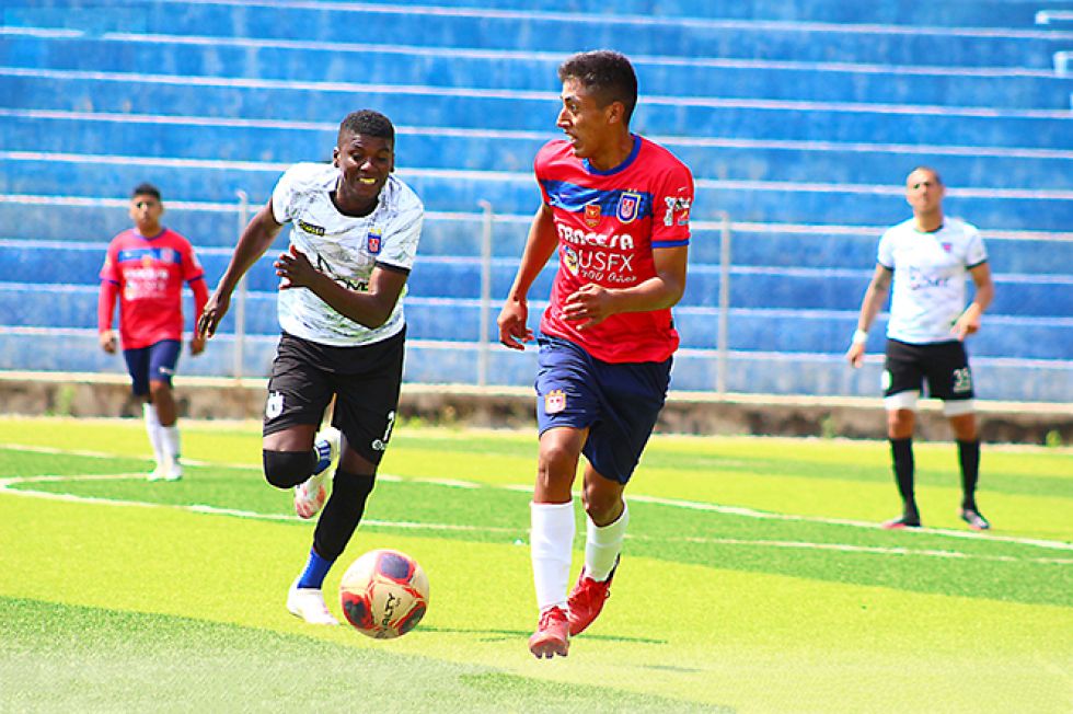 El partido entre la “U” y su reserva se jugó ayer en el estadio de Yotala.
