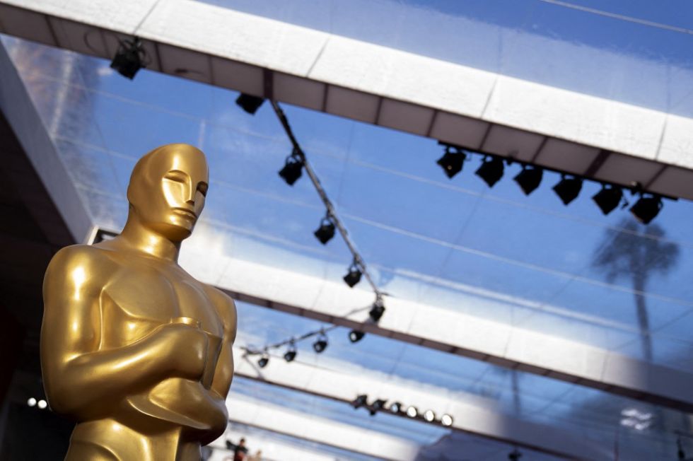 Una estatua de los Oscar se ve a lo largo de la alfombra roja afuera del Teatro Dolby en Los Ángeles.