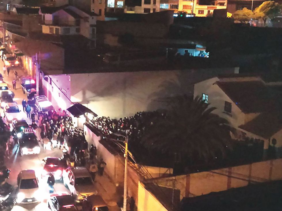 OPERATIVO. La Policía y la Guardia Municipal cuando desalojaban del local a los menores de edad.