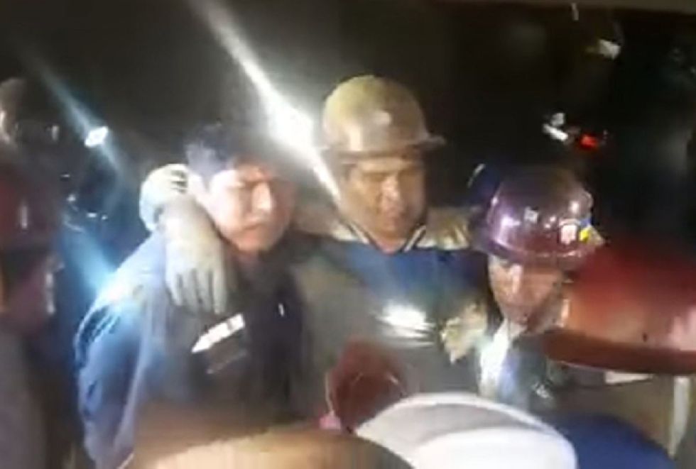 RESCATE. Los dos trabajadores salieron con vida; son atendidos en un centro médico.