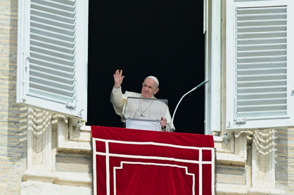 El papa Francisco saluda antes de dirigirse a la multitud durante su rezo del Ángelus en la Plaza de San Pedro en el Vaticano.