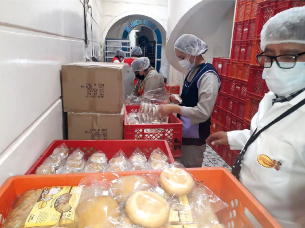 CONTROL. El sábado, la junta verificó los productos del desayuno escolar en las empresas..