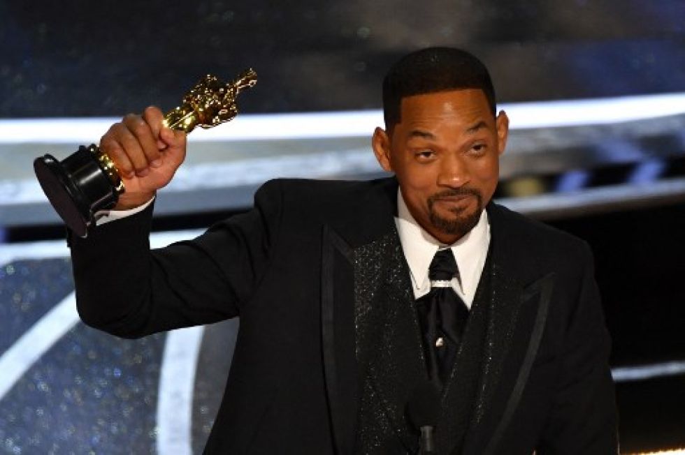 Will Smith recibió el Óscar por su actuación en la película "King Richard", en medio de una sesión escandalosa celebrada el domingo.