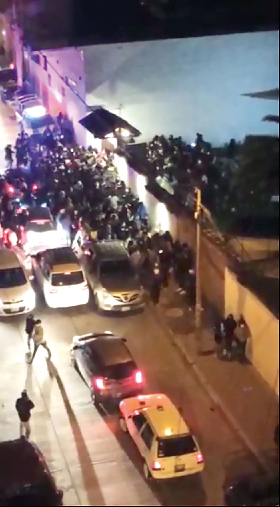 SANCIONADO. Imagen de la fiesta clandestina del sábado por la noche. El local fue clausurado.