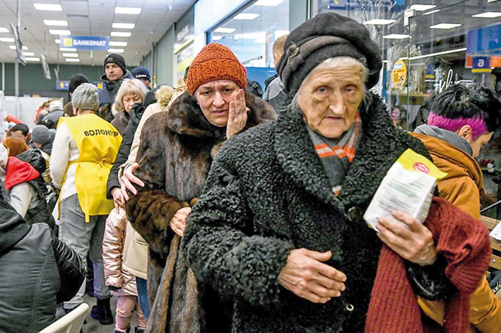 ÉXODO. Residentes de Mariúpol llegan a la frontera con Polonia luego de ser evacuados de esa castigada ciudad ucraniana.