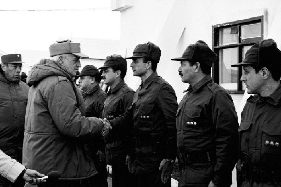 El general Leopoldo Galtieri, entonces presidente argentino, durante su visita en la zona de combate en Puerto Stanley, en abril de 1982.