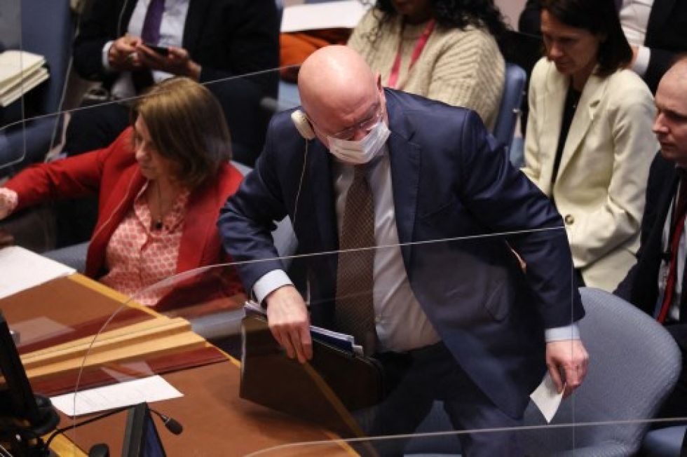 El embajador de Rusia ante las Naciones Unidas, Vasily Nebenzya, sale del piso en el Consejo de Seguridad de la ONU, este martes.
