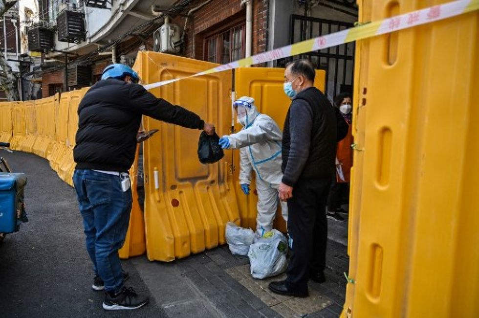 Una barrera de pilones plásticos divide la gran urbe china, afectada por un constante rebrote de coronavirus desde comienzos de marzo.