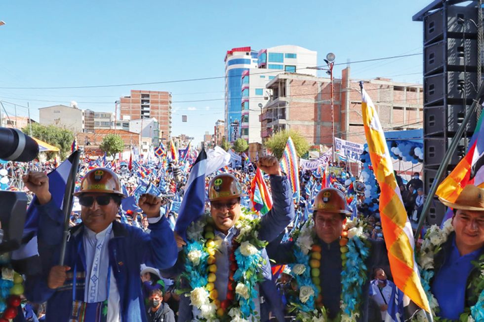 FESTEJO. Evo Morales, el presidente Luis Arce y David Choquehuanca, durante el aniversario del MAS en Oruro.