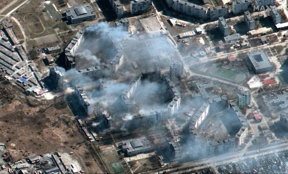 Edificios de apartamentos en llamas, "probablemente bombardeados por artillería" según Maxar, y edificios en llamas en el noreste de Mariupol.
