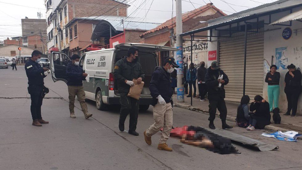 El efectivo policial murió tras ser atracado y atropellado cerca de la Terminal de Sucre.