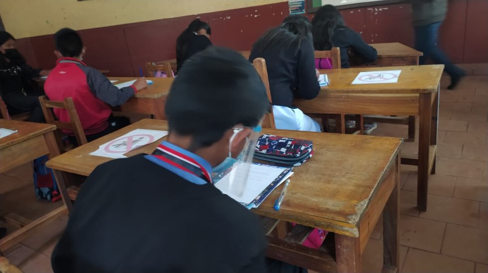 El protocolo no prohíbe ni recomienda suspender clases ante casos sospechosos.