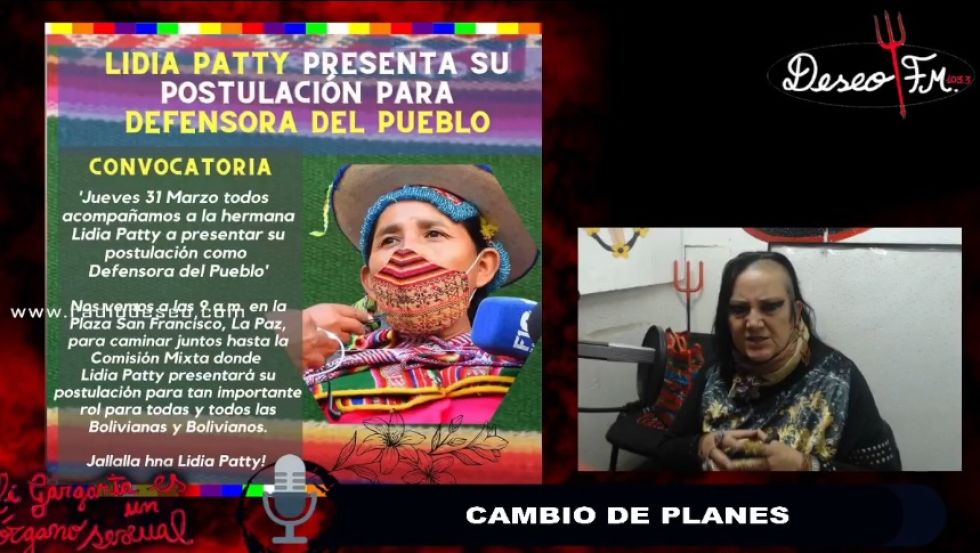 María Galindo (d) en su programa de radio muestra la convocatoria de Lidia Patty.
