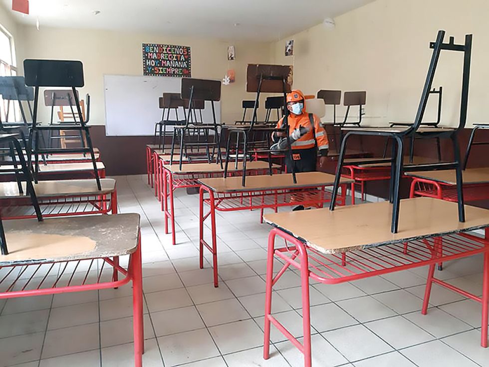 INFRAESTRUCTURA. Ayer, personal de la Alcaldía procedió a la desinfección del colegio Zudáñez.