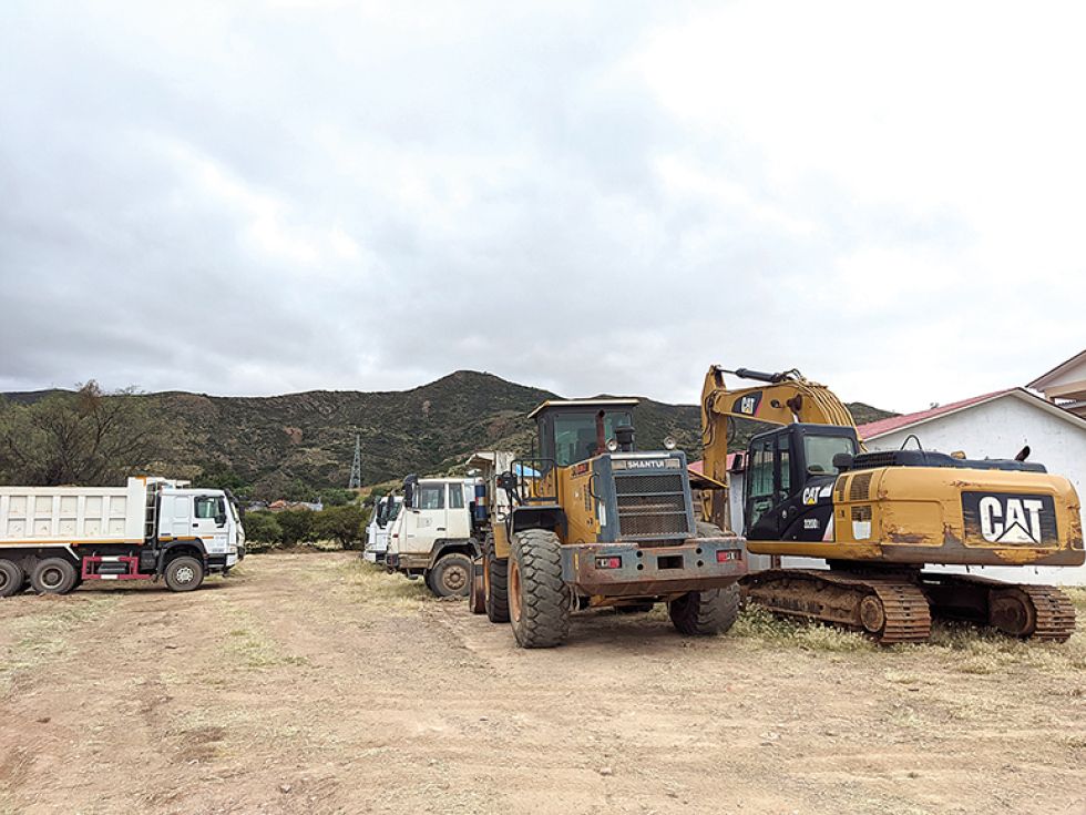 CARRETERA. Volquetas, tractores y orugas que se emplearán en la construcción de la obra.