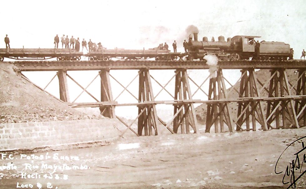 PROTESTA. En 1925, Sucre y Chuquisaca anhelaban la llegada del ferrocarril, como número estrella de los festejos por el Centenario del país.