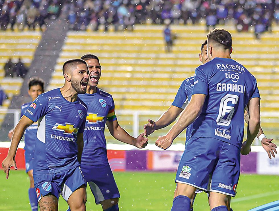 Los jugadores de la Academia celebran el triunfo sobre Royal Pari.