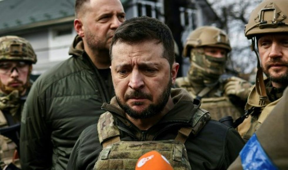 El presidente de Ucrania, Volodimir Zelensky (c), habla con la prensa en la ciudad de Bucha.