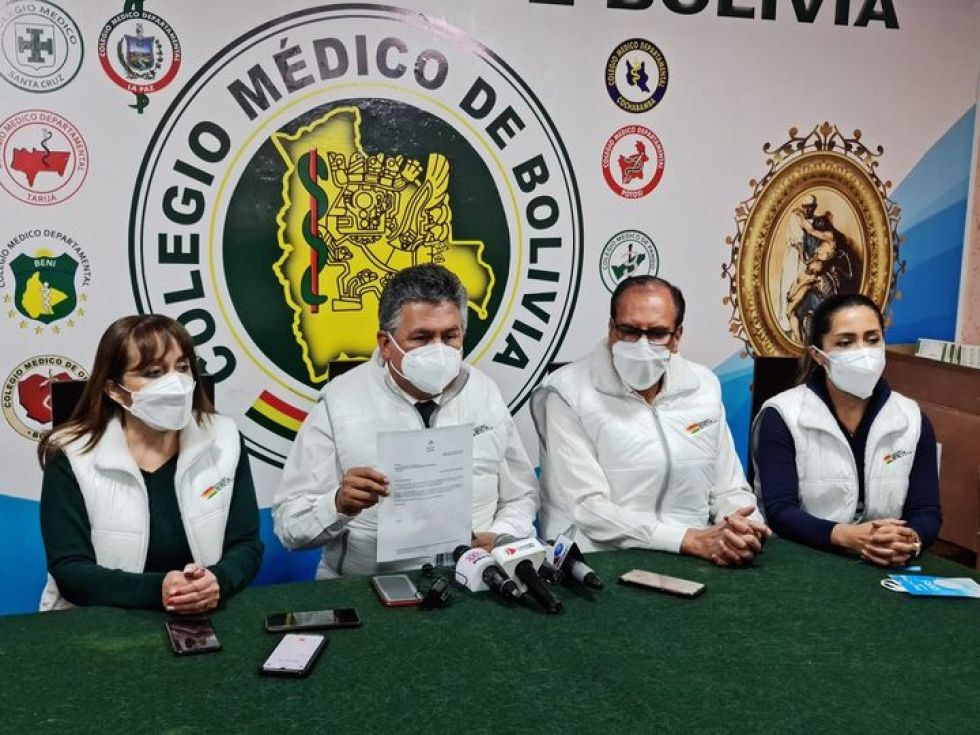 Conferencia de prensa del Colegio Médico de Bolivia la tarde de este lunes.