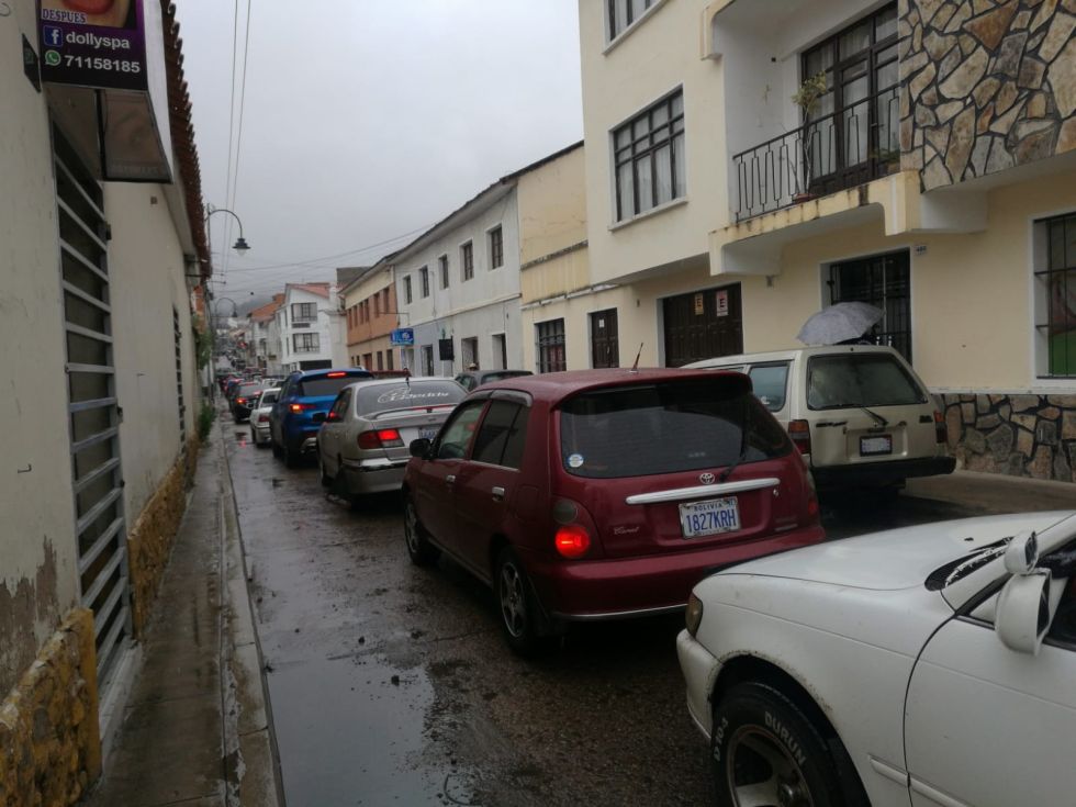 La fila de vehículos en inmediaciones de la calle Ayacucho. 
