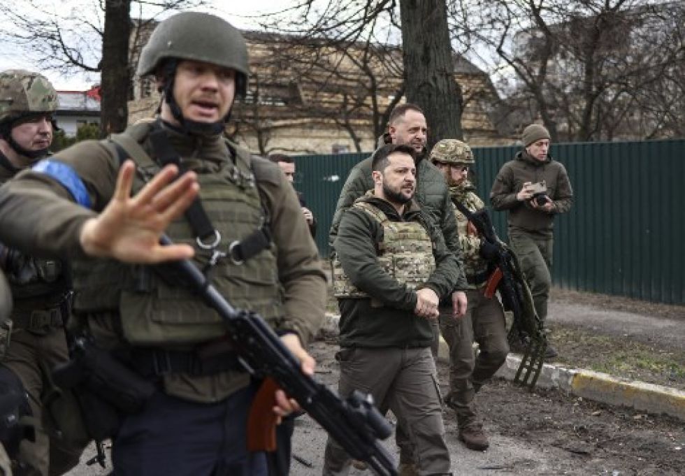 El presidente ucraniano, Volodimir Zelenski, durante su visita a la ciudad de Bucha, donde se encontraron fosas comunes con cuerpos de civiles.