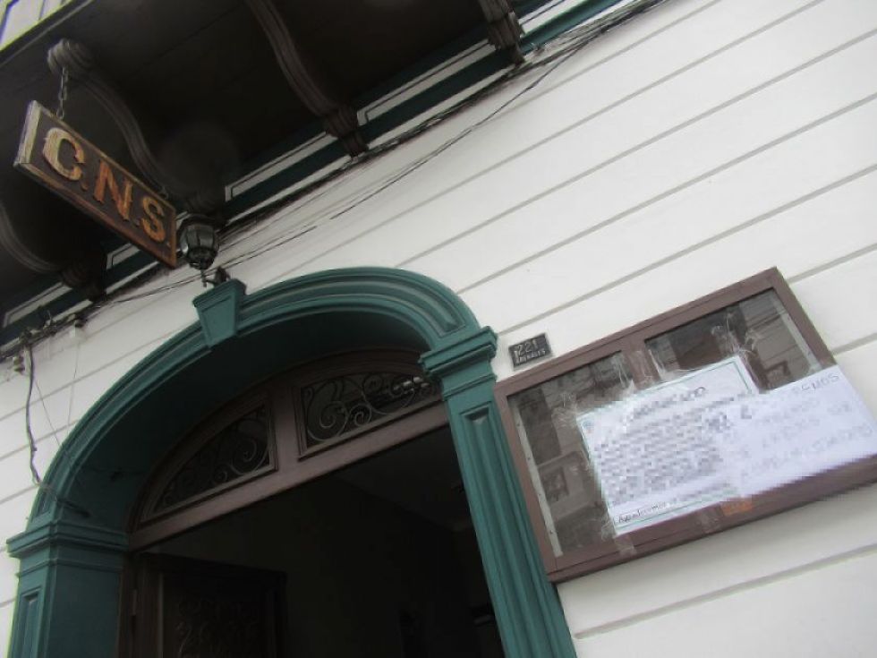 Frontis de uno de los edificios de la CNS en Sucre.