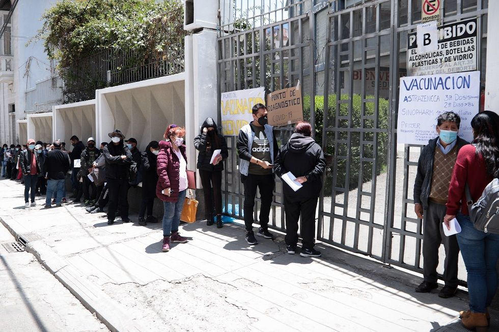 Imagen referencial. Personas hacen fila para pasar por una prueba anticovid.