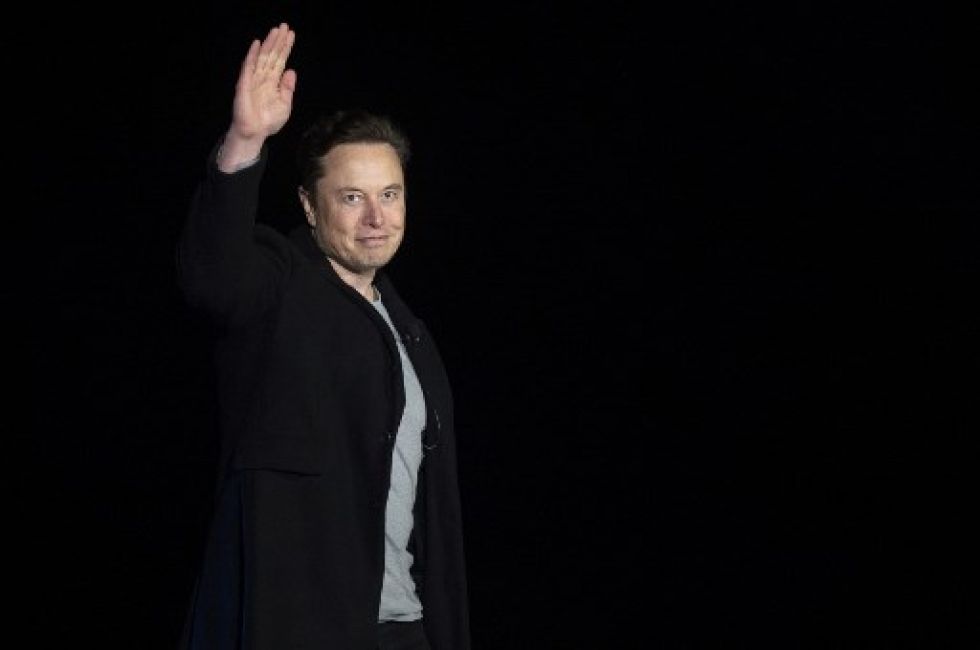 Elon Musk, poseedor de una de las más grandes fortunas del mundo, incursionará en el mundo de las comunicaciones.