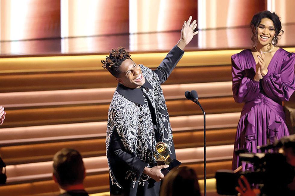ARTISTA. El jazzista Jon Batiste, el gran ganador de la noche de los Grammy en Las Vegas.